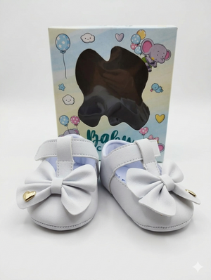 Sapatilha de Bebê Branco Feminino com Laço e Detalhe de Coração